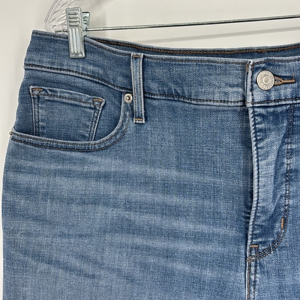 Levi's Classic Bermuda Jean Shorts Women’s Plus Size 18W in EUC! - Picture 2 of 7